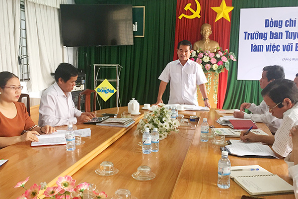 Trưởng ban Tuyên giáo Tỉnh ủy Thái Bảo phát biểu tại buổi làm việc với Báo Đồng Nai