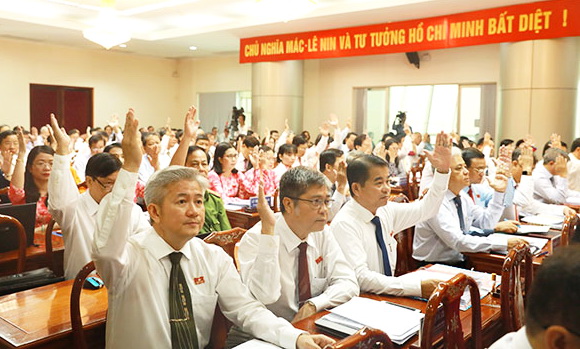 Các đại biểu HĐND tỉnh biểu quyết thông qua chương trình kỳ họp (ảnh: Huy Anh)