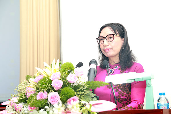 Phó chủ tịch Ủy ban MTTQ tỉnh Bùi Thị Liễu trình bày thông báo của Ủy ban MTTQ tỉnh tại kỳ họp