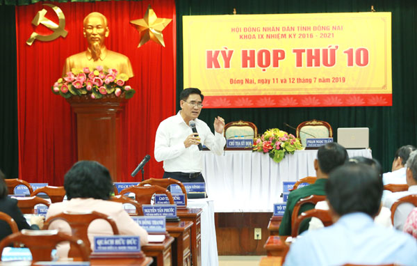 Phó chủ tịch UBND tỉnh Trần Văn Vĩnh phát biểu tại buổi thảo luận tại tổ số 1