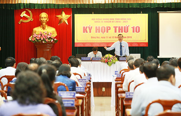 Phó chủ tịch HĐND tỉnh Phạm Ngọc Tuấn điều hành phiên chất vấn