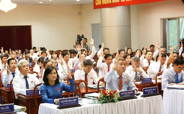 Các đại biểu HĐND tỉnh biểu quyết thông qua các Nghị quyết tại kỳ họp (ảnh: Huy Anh)