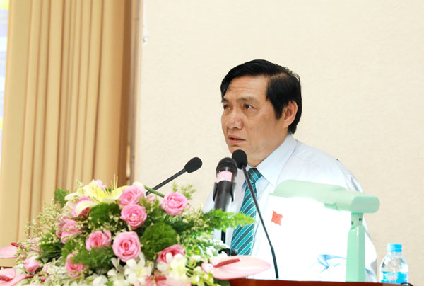 Phó chủ tịch HĐND tỉnh Nguyễn Sơn Hùng phát biểu bế mạc kỳ họp. (ảnh: Huy Anh)