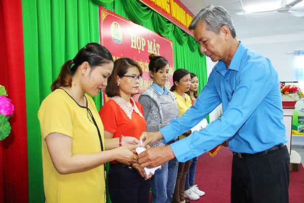 Phó chủ tịch Liên đoàn Lao động tỉnh Hồ Thanh Hồng tặng quà cho đoàn viên Công đoàn bị bệnh của huyện Xuân Lộc