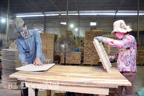 Chế biến gỗ tại một công ty chuyên sản xuất gỗ xuất khẩu ở huyện Trảng Bom. Ảnh: V.Nam