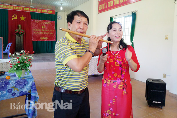 Nhà thơ Mai Hân Hạnh trong một buổi biểu diễn thơ cùng tiếng sáo
