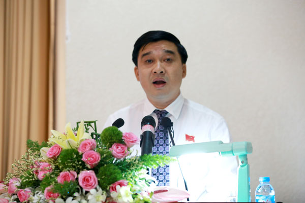 Giám đốc Sở Kế hoạch - đầu tư Hồ Văn Hà phát biểu tại kỳ họp