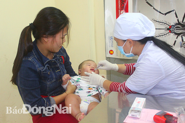 Trẻ em được uống vaccine phòng bệnh tại Trung tâm Kiểm soát bệnh tật tỉnh.