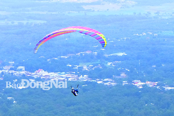 Dù lượn nhiều màu sắc tung bay trên núi Chứa Chan sẽ tạo điểm nhấn thu hút du khách về huyện Xuân Lộc. Ảnh: M.Thành