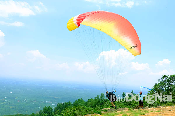 Lên núi Chứa Chan chơi dù lượn