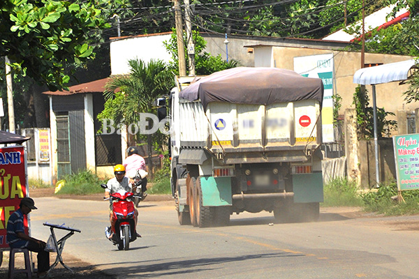 Đường Trảng Bom - Cây Gáo (đoạn qua xã Sông Trầu, huyện Trảng Bom) nhỏ, hẹp nhưng thường có nhiều xe tải ben chở đá lao vun vút trên đường
