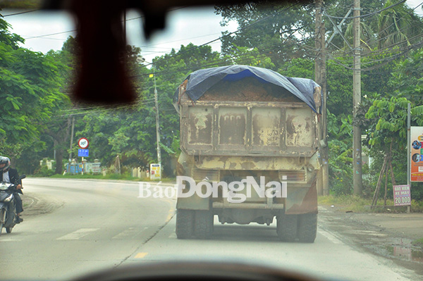 Trên tuyến đường tỉnh 768, đoạn qua xã Thạnh Phú (huyện Vĩnh Cửu), một chiếc xe tải chở đất có biểu hiện cơi nới thành, thùng xe không che bạt cẩn thận để rơi đất xuống đường