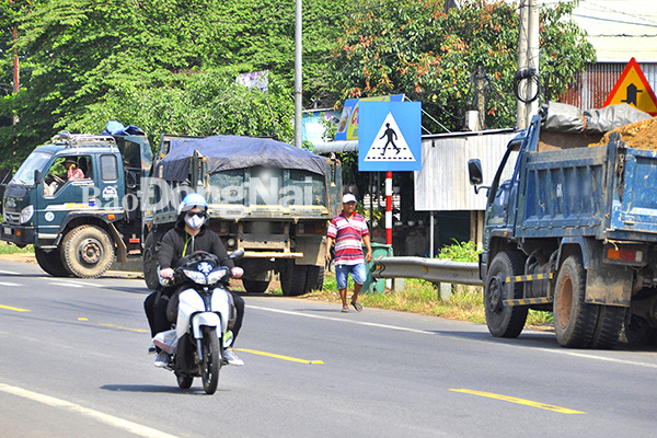 Trên quốc lộ 20 đoạn qua xã La Ngà (huyện Định Quán), có nhiều xe tải chở “vun ngọn” lưu thông trên đường