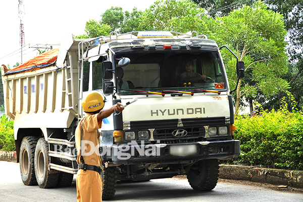 Một chiếc xe tải chở quá tải bị lực lượng chức năng Công an huyện Vĩnh Cửu phát hiện khi đang lưu thông trên đường 768, đoạn thuộc xã Tân An (huyện Vĩnh Cửu)