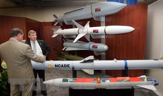 Mô hình tên lửa của công ty Raytheon được trưng bày tại triển lãm hàng không và không gian ở Washington, DC, Mỹ. (Ảnh: AFP/TTXVN)