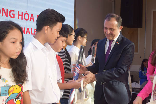 Ngài  Vincent Floreani, Tổng Lãnh sự Cộng hòa Pháp tại TP.Hồ Chí Minh tặng quà cho các em học sinh đang theo học tiếng Pháp tại Đồng Nai