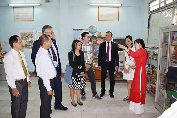 Đoàn đại biểu của Lãnh sự Cộng hòa Pháp tại TP.Hồ Chí Minh đi thăm Trường tiểu học Nguyễn Du, một trong 3 trường đang dạy tiếng Pháp tại Đồng Nai
