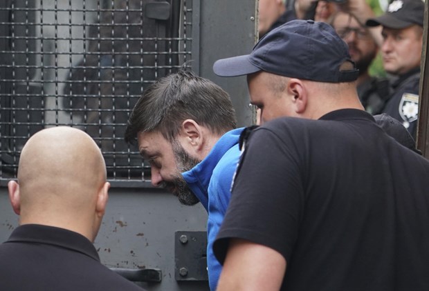 Ông Kirill Vyshinskiy, người đứng đầu văn phòng hãng tin RIA Novosti của Nga tại Ukraine, được hộ tống từ một phòng xử án ở Kiev, Ukraine, ngày 15-7-2019. (Nguồn: AP)