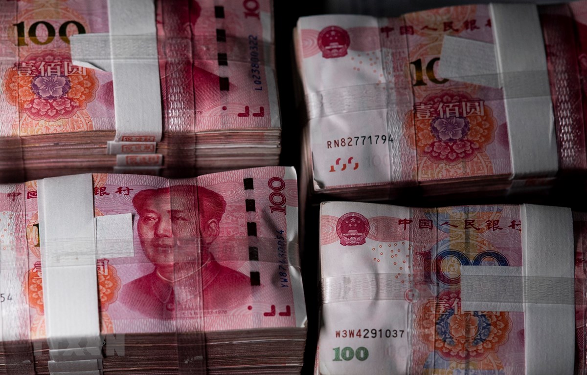 Đồng tiền mệnh giá 100 nhân dân tệ của Trung Quốc tại thành phố Thượng Hải. (Ảnh: AFP/TTXVN)