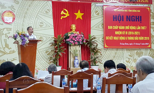 Chủ tịch Hội Khuyến học tỉnh Nguyễn Trùng Phương phát biểu tại hội nghị. Ảnh: H.T.NGHĨA