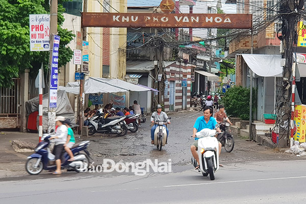 Trong khi đó, một cổng khu phố văn hóa đã quá cũ, bị gỉ sét, nhiều nội dung bị mờ ở phường Tân Biên, đoạn gần Công viên 30-4 (Ảnh chụp vào ngày 16-7-2019)