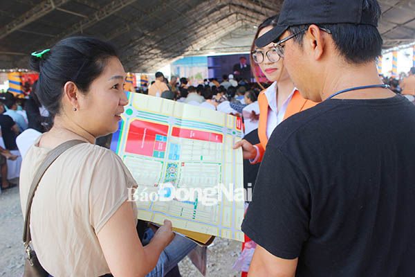 Vừa khởi công dự án Khu dân cư Mega City 2 ở xã Phú Hội (huyện Nhơn Trạch), chủ đầu tư đã mở bán theo hình thức hợp đồng đặt cọc nhận chỗ