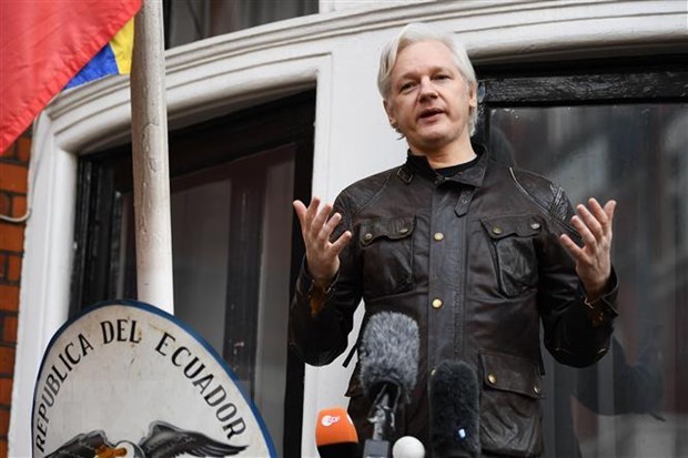 Nhà sáng lập WikiLeaks Julian Assange tại Đại sứ quán Ecuador ở London, Anh, ngày 19-5-2017. (Nguồn: AFP/TTXVN)