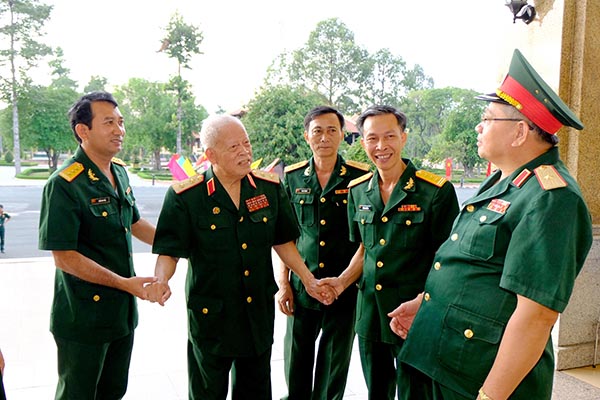 Các thế hệ lãnh đạo Quân đoàn 4 vui mừng gặp lại nhau.