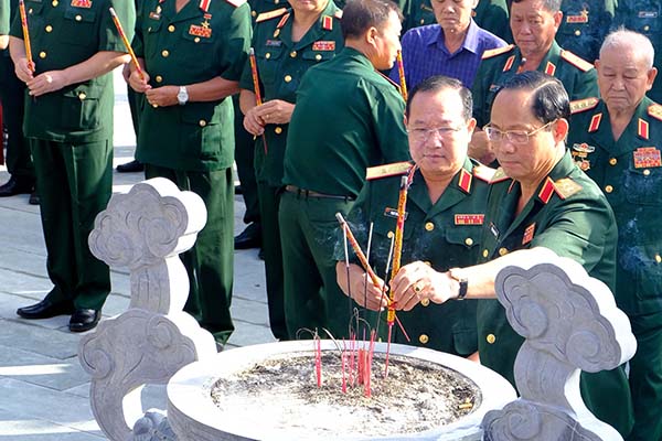 Các đại biểu dự gặp mặt đến dâng hương tại đền thờ liệt sĩ của Quân đoàn.