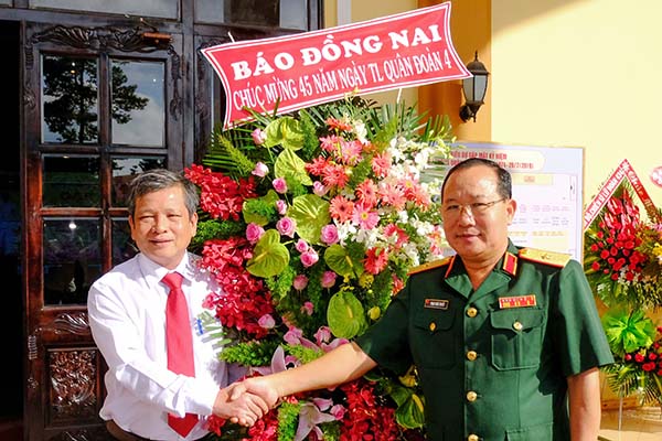 Tổng biên tập Báo Đồng Nai tặng hoa chúc mừng Tư lệnh Quân đoàn 4.