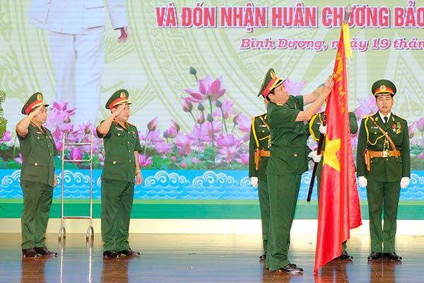 Trung tướng Trần Quang Phương, Ủy viên Trung ương Đảng, Phó Chủ nhiệm Tổng cục Chính trị Quân đội nhân dân Việt Nam gắn huân chương bảo vệ Tổ quốc hạng nhì lên Quân kỳ của Quân đoàn 4. Ảnh: Minh Thành.