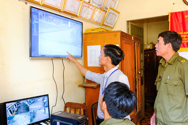 Lãnh đạo UBND xã Lâm San (giữa), huyện Cẩm Mỹ xem lại các hình ảnh camera an ninh ghi cảnh những người xả rác ra đường. Ảnh: M.Thành