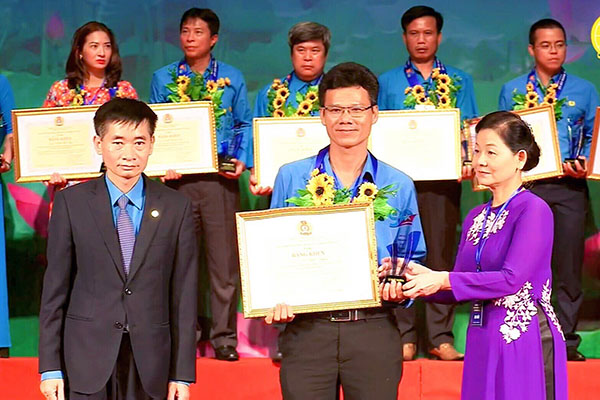 Ông Lê Nhật Trường, Chủ tịch Công đoàn cơ sở Công ty TNHH Pousung Vina được tuyên dương là một trong 90 cán bộ Công đoàn cơ sở tiêu biểu. (ảnh: CTV)