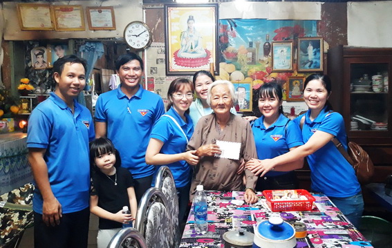 Huyện Đoàn Tân Phú thăm, tặng quà cho bà Nguyễn Thị Thảo (ngụ thị trấn Tân Phú) là mẹ liệt sĩ Đinh Công Khanh