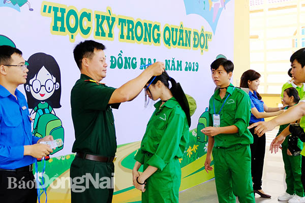 Các học viên Học kỳ quân đội nhận thẻ học viên trước khi bước vào rèn luyện .Ảnh: M.Thành