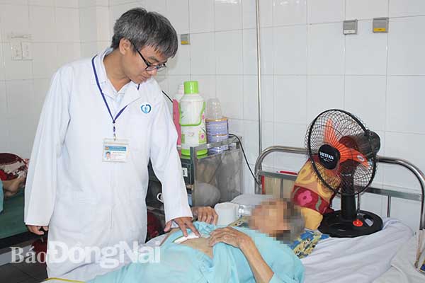 Bác sĩ Hoàng Thanh Ngân tái khám cho một bệnh nhân sau khi mổ nội soi tán sỏi đường mật qua đường hầm Kehr