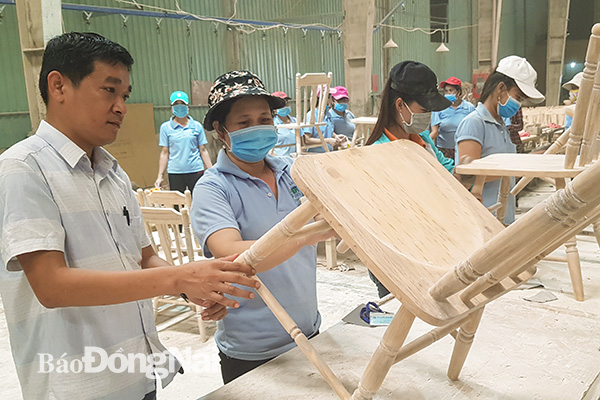 Anh Tạ Ngọc Hoài, Giám đốc Công ty TNHH Hoài Phú Long (xã Thiện Tân, huyện Vĩnh Cửu) kiểm tra chất lượng sản phẩm tại xưởng sản xuất của công ty trước khi xuất khẩu