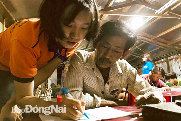 Sinh viên Trường đại học Lạc Hồng dạy chữ cho người lớn tuổi ở xã Phú Lý (huyện Vĩnh Cửu)