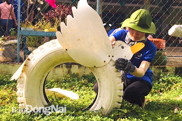 Sinh viên Trường đại học công nghệ miền Đông thi công khu vui chơi làm từ lốp xe cũ cho trẻ em xã Sông Nhạn (huyện Cẩm Mỹ).