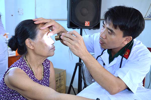 : Quân y Quân đoàn 4 khám bệnh cho người dân huyện Định Quán