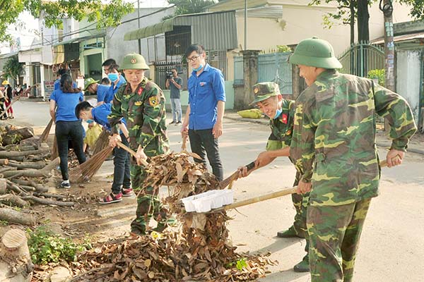 Lữ đoàn Tăng - thiết giáp 22 (Quân đoàn 4) làm tường bao mới, mở rộng đường đi cho người dân ở phường Long Bình (TP.Biên Hòa). Ảnh: M.Thành