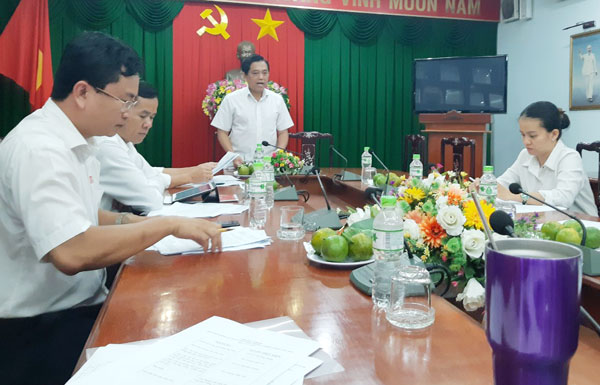 Chủ tịch Ủy ban MTTQ Việt Nam tỉnh Huỳnh Văn Tới kết luận cuộc họp