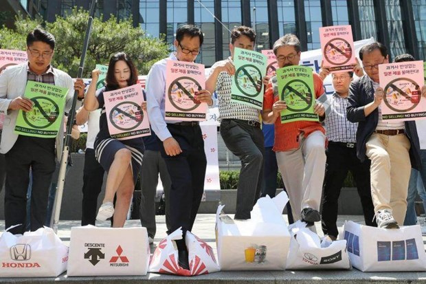  Người dân Hàn Quốc tẩy chay hàng Nhật. (Ảnh: Reuters)