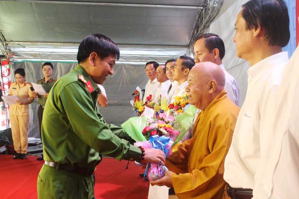 Đại tá Bùi Hữu Danh, Phó giám đốc Công an tỉnh tặng hoa và quà các cơ quan, đơn vị