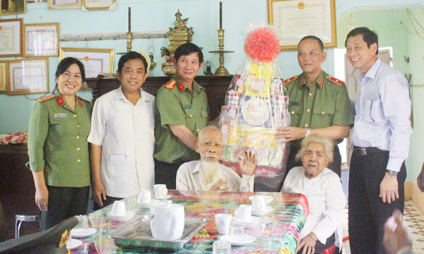 Ông Huỳnh Văn Tới, Uỷ viên Ban TVTU, Chủ tịch Ủy ban MTTQVN tỉnh (thứ 2 từ trái qua) và lãnh đạo ngành Công an thăm tặng quà cho Già làng dân tộc Chơ Ro Năm Nổi.