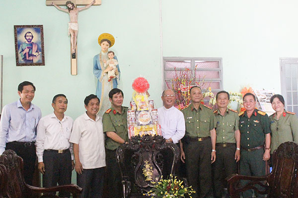 Lãnh đạo các cấp thăm tặng quà cho linh mục Nguyễn Ngọc Lâm, Chánh xứ Giáo xứ Phú Lý
