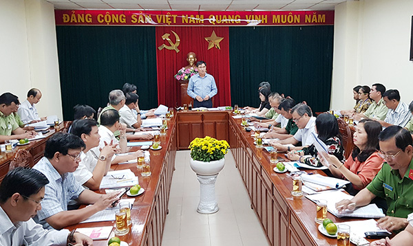 Phó chủ tịch UBND tỉnh Trần Văn Vĩnh phát biểu chỉ đạo tại hội nghị. 