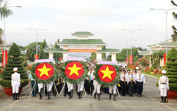 Đoàn đại biểu của tỉnh mang theo vòng hoa tiến vào Nghĩa trang liệt sĩ tỉnh.