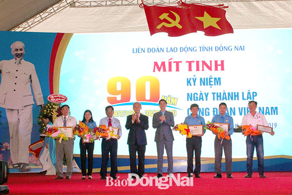  Lãnh đạo Tỉnh ủy và Tổng Liên đoàn Lao động Việt Nam chụp hình lưu niệm với các cá nhân được nhận kỷ niệm chương của Tổng Liên đoàn Lao động Việt Nam