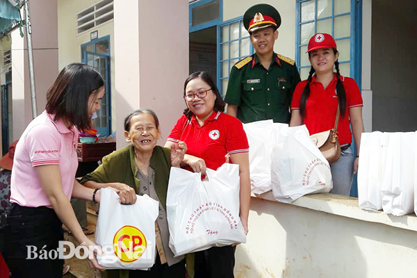 Hội Chữ thập đỏ tỉnh cùng mạnh thường quân và các đơn vị liên quan tặng quà cho người dân trên địa bàn xã Long Giao, huyện Cẩm Mỹ.